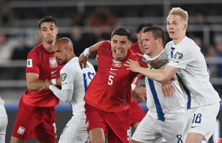 Polska przegrała z Finlandią 1:2 w Helsinkach w meczu eliminacji piłkarskich mistrzostw świata 9 Polska gra w Helsinkach z Finlandią. Fot. PAP/ Piotr Nowak Więcej