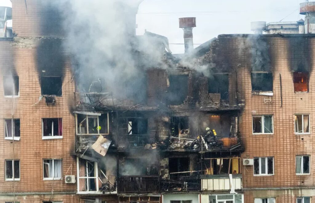 Atak rosyjskich dronów. Fot. PAP/Mykola Kalyeniak