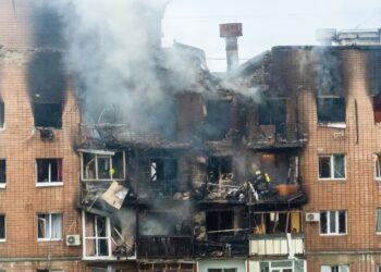 Atak rosyjskich dronów. Fot. PAP/Mykola Kalyeniak