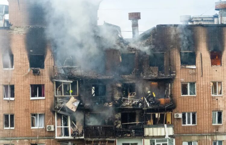 Atak rosyjskich dronów. Fot. PAP/Mykola Kalyeniak