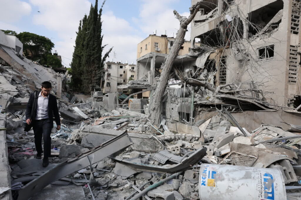 Skutki irańskiego odwetu w izraelskim mieście Bnei Brak (PAP/EPA/ABIR SULTAN)