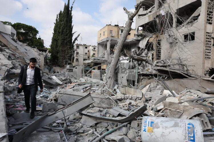 Skutki irańskiego odwetu w izraelskim mieście Bnei Brak (PAP/EPA/ABIR SULTAN)