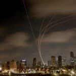 Rakiety wystrzelone z Iranu nad Tel Awiwem. Fot. PAP/EPA/ATEF SAFADI