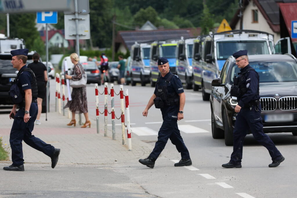Stara Wieś, obława za sprawcą strzelaniny (PAP/Grzegorz Momot)