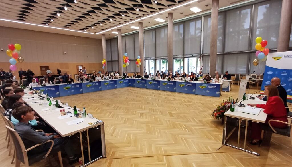 Dziecięcy sejmik obradował po raz jedenasty 2 czerwca 2025 r. Z okazji Dnia Dziecka symbolicznie obradował lubuski sejmik dziecięcy (fot. Piotr Bakselerowicz)