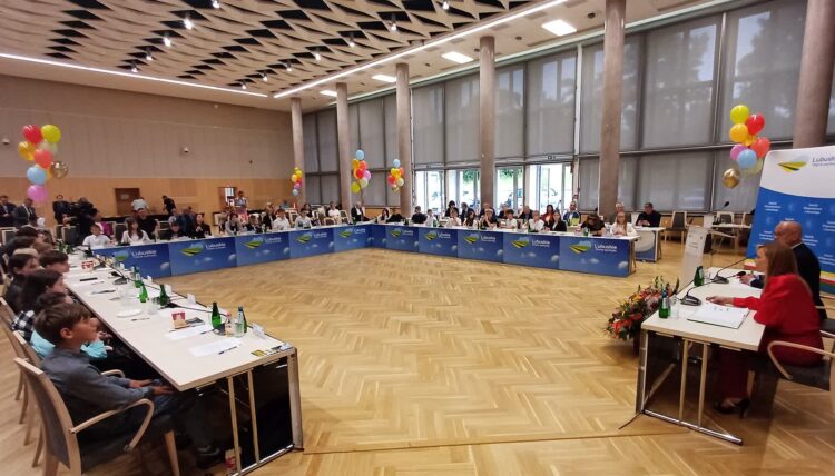 Dziecięcy sejmik obradował po raz jedenasty 9 2 czerwca 2025 r. Z okazji Dnia Dziecka symbolicznie obradował lubuski sejmik dziecięcy (fot. Piotr Bakselerowicz)