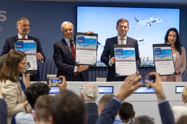 Podpisanie umowy na zakup 84 samolotów przez LOT od Airbusa (PAP/EPA/CHRISTOPHE PETIT TESSON)