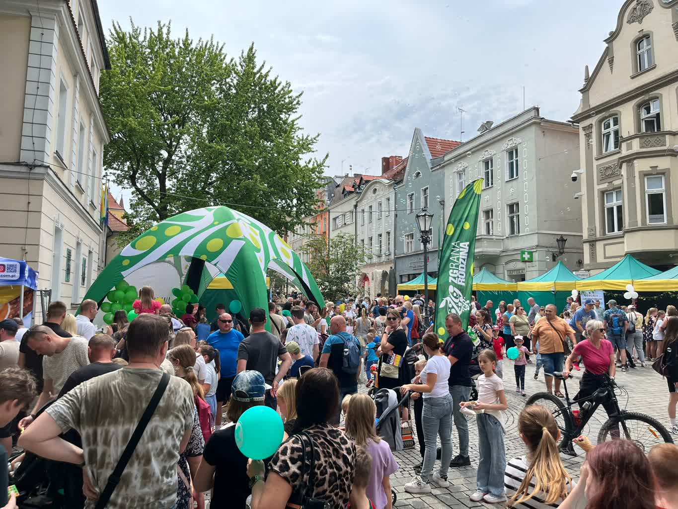 Dziesiątki rodzin bawiły się na Miejskim Dniu Dziecka przy ratuszu [ZDJĘCIA] Radio Zachód - Lubuskie