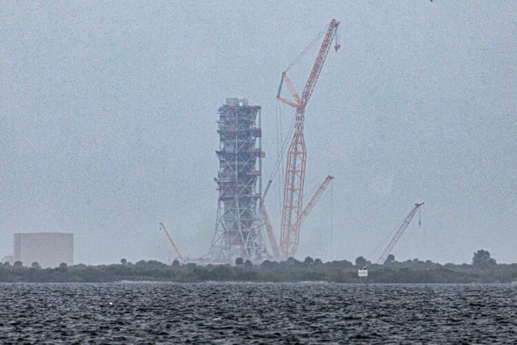 Centrum Kosmiczne Kennedy"ego na przylądku Canaveral. Rakieta Falcon 9 wyniesie na Międzynarodową Stację Kosmiczną kapsułę Dragon z załogą misji Ax-4 (PAP/Leszek Szymański)