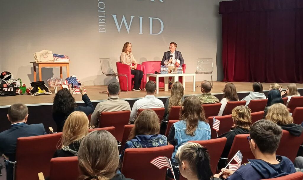 Amerykański dzień w bibliotece Norwida Dzień amerykański w bibliotece Norwida. Spotkanie z dyplomatą Bradem Vickiem (fot. Piotr Bakselerowicz)