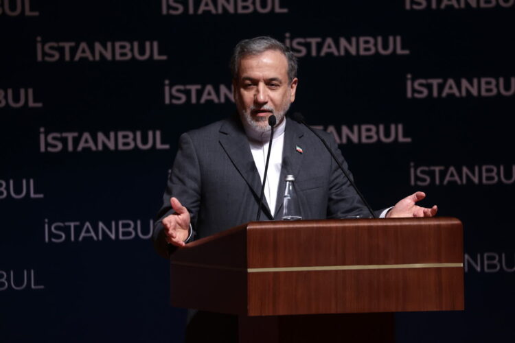 Abbas Aragczi, szef irańskiego MSZ, podczas wizyty w Stambule (PAP/EPA/ERDEM SAHIN)