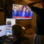 Młodzi ludzie oglądają orędzie Donalda Trumpa po ataku na Iran. Fot. PAP/EPA/CRISTOBAL HERRERA-ULASHKEVICH