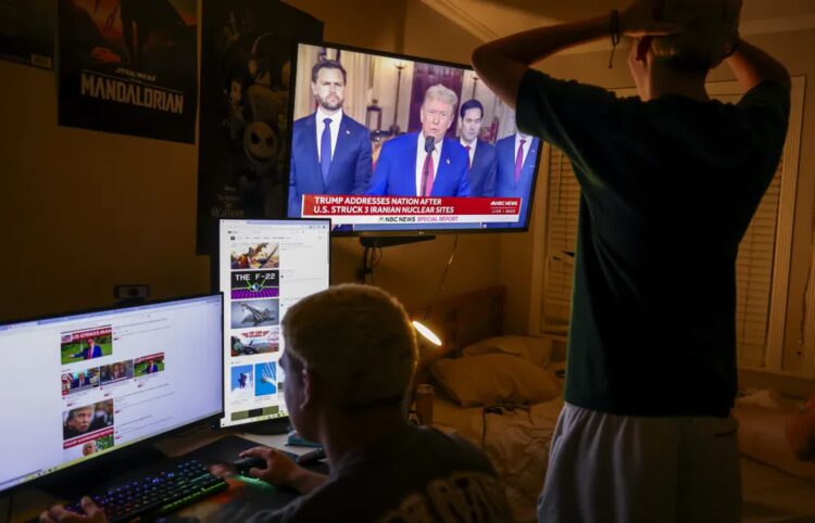 Młodzi ludzie oglądają orędzie Donalda Trumpa po ataku na Iran. Fot. PAP/EPA/CRISTOBAL HERRERA-ULASHKEVICH