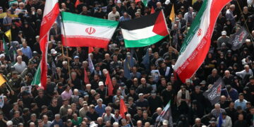 Iran. Państwowy pogrzeb ofiar izraelskich nalotów bombowych (PAP/EPA/ABEDIN TAHERKENAREH)