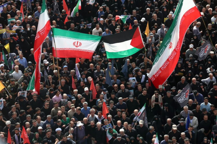 Iran. Państwowy pogrzeb ofiar izraelskich nalotów bombowych (PAP/EPA/ABEDIN TAHERKENAREH)