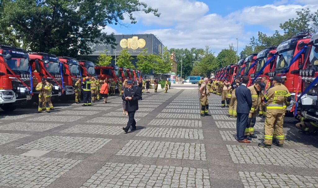 26 nowych wozów w remizach OSP 1 Plac Bohaterów w Zielonej Górze. Uroczyste przekazanie nowych wozów dla jednostek OSP (fot. Piotr Bakselerowicz)
