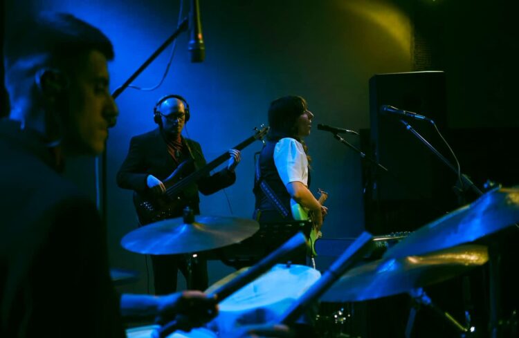 Kapu Kai na scenie (fot. Szymon Łukaszewski/archiwum zespołu)