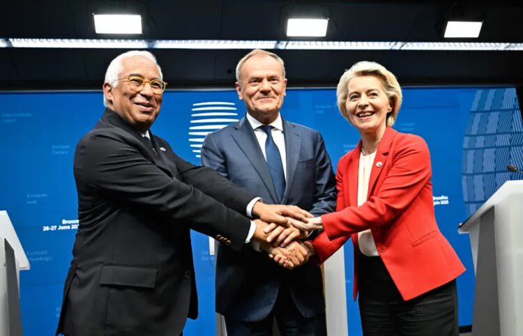 Premier RP Donald Tusk (C), przewodniczący Rady Europejskiej Antonio Costa (L) i przewodnicząca Komisji Europejskiej Ursula von der Leyen (P) Fot. PAP/Wiktor Dąbkowski