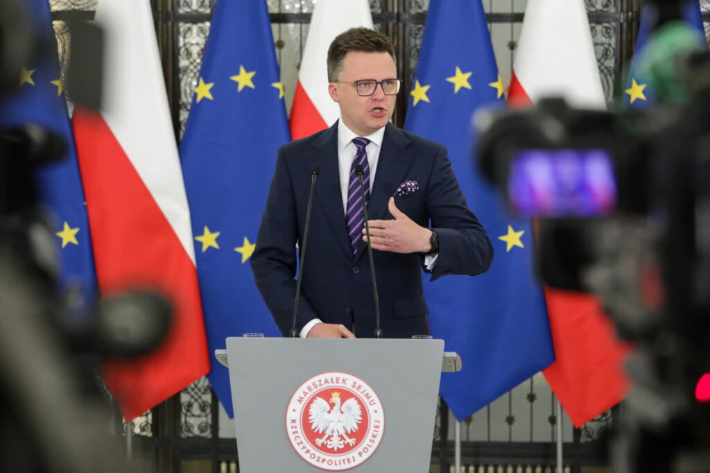 Szymon Hołownia przed spotkaniem liderów koalicji 15 października (PAP/Tomasz Gzell)
