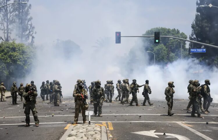 Protestujący i agenci federalni. Fot. PAP/EPA/ALLISON DINNER