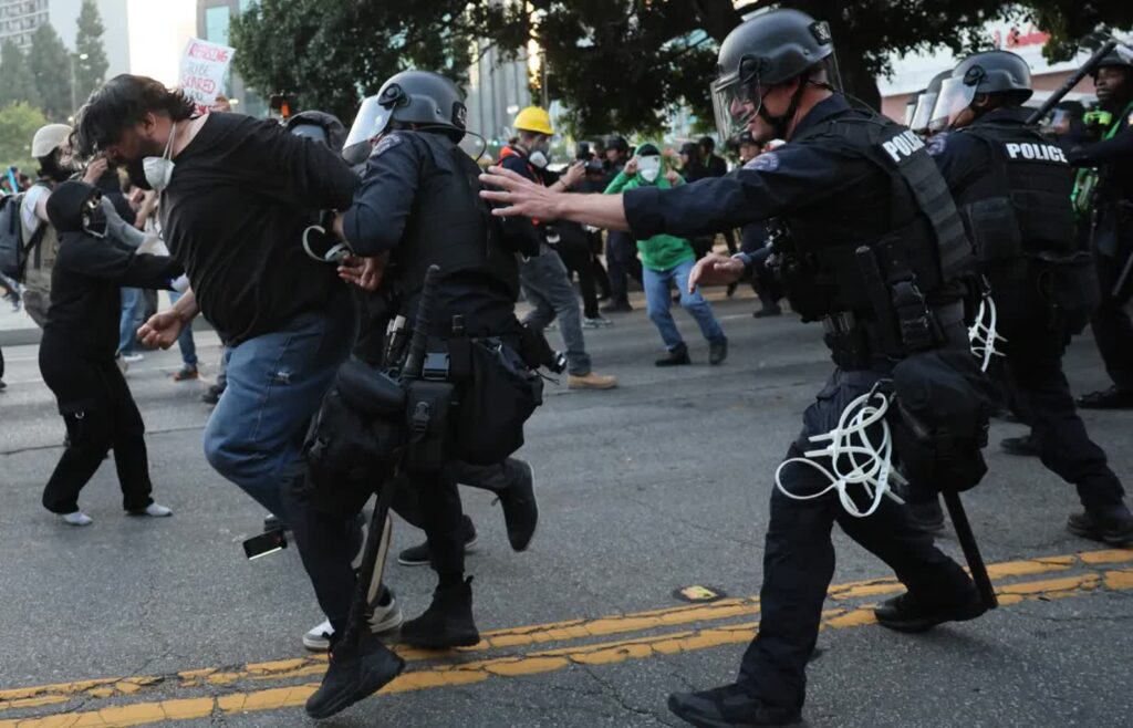Policja ujęła uczestnika protestu w Los Angeles, fot. PAP/EPA/ ALLISON DINNER