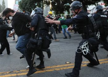 Policja ujęła uczestnika protestu w Los Angeles, fot. PAP/EPA/ ALLISON DINNER