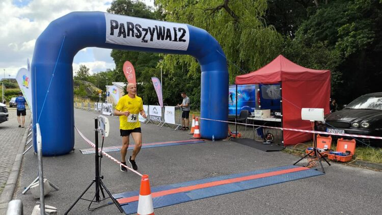 Zbigniew Kostrzembski najszybszy w kultowej Parszywej 12 9 Zbigniew Kostrzembski przekraczający linię mety; fot. Paweł Górski
