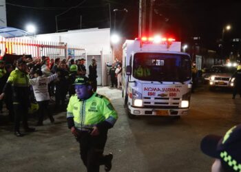 Policja pilnuje karetki, w której przewożony jest senator Miguel Uribe Turbay w Bogocie w Kolumbii. Fot. PAP/EPA/MAURICIO DUENAS CASTANEDA