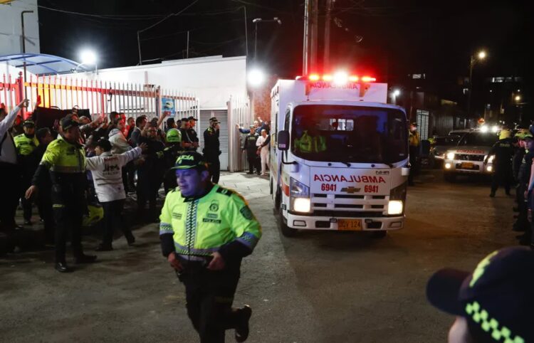 Policja pilnuje karetki, w której przewożony jest senator Miguel Uribe Turbay w Bogocie w Kolumbii. Fot. PAP/EPA/MAURICIO DUENAS CASTANEDA