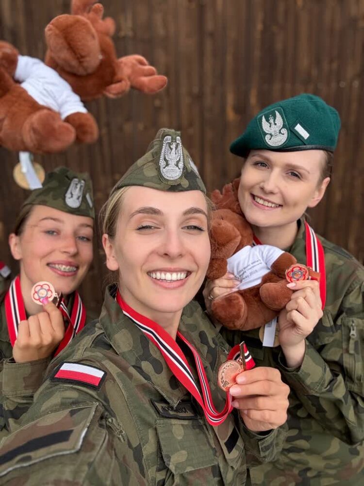 St. szer. spec. Kochańska wystrzelała z koleżankami brąz! 9 Natalia Kochańska (w środku) - fot. materiały Natalii Kochańskiej