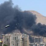 Iran. Dym unoszący się po izraelskim nalocie rakietowym, fot. PAP/EPA/ABEDIN TAHERKENAREH