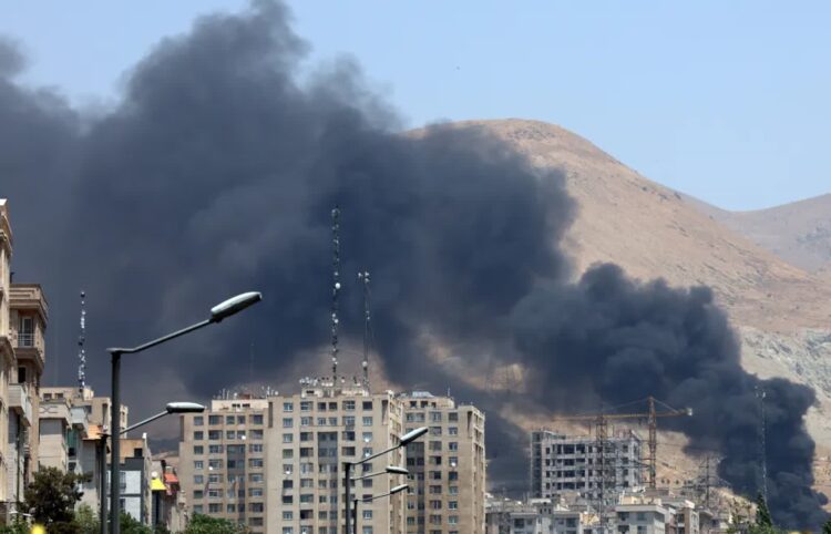 Iran. Dym unoszący się po izraelskim nalocie rakietowym, fot. PAP/EPA/ABEDIN TAHERKENAREH