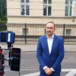 Grzegorz Maćkowiak przez placówką Straży Granicznej w Zielonej Górze (fot. Piotr Bakselerowicz)