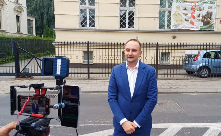 Grzegorz Maćkowiak przez placówką Straży Granicznej w Zielonej Górze (fot. Piotr Bakselerowicz)