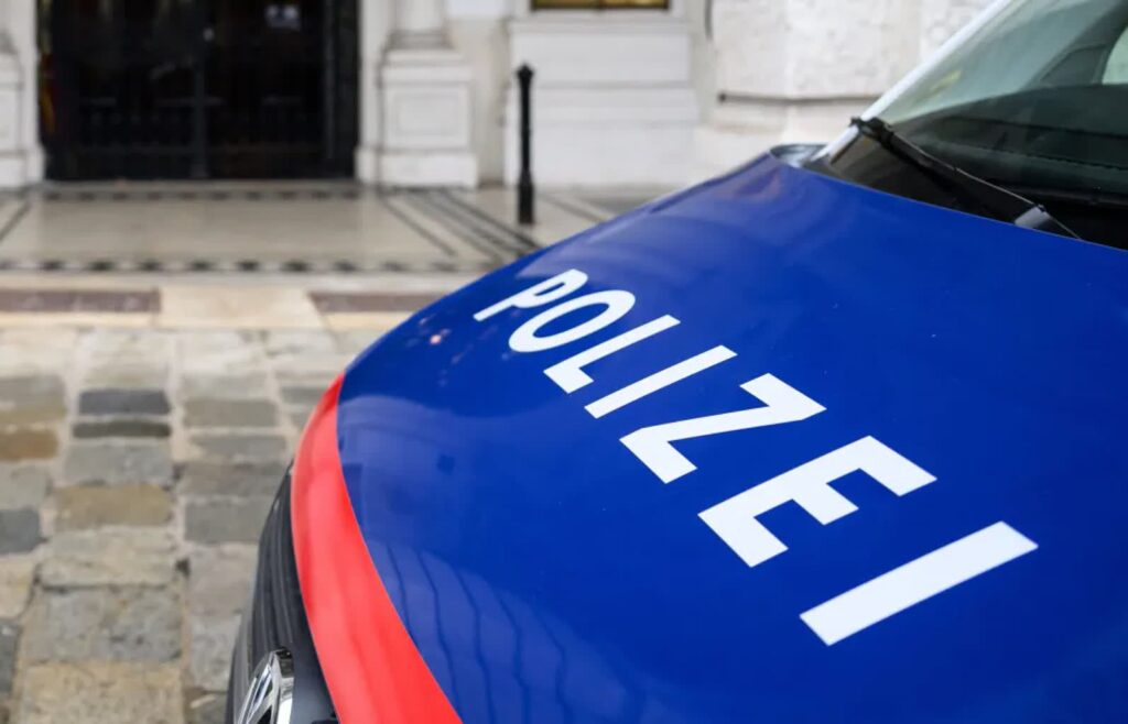 Atak w austriackiej szkole. Media: 10 ofiar śmiertelnych 1 Radiowóz policji Fot. PAP/EPA/MAX SLOVENCIK