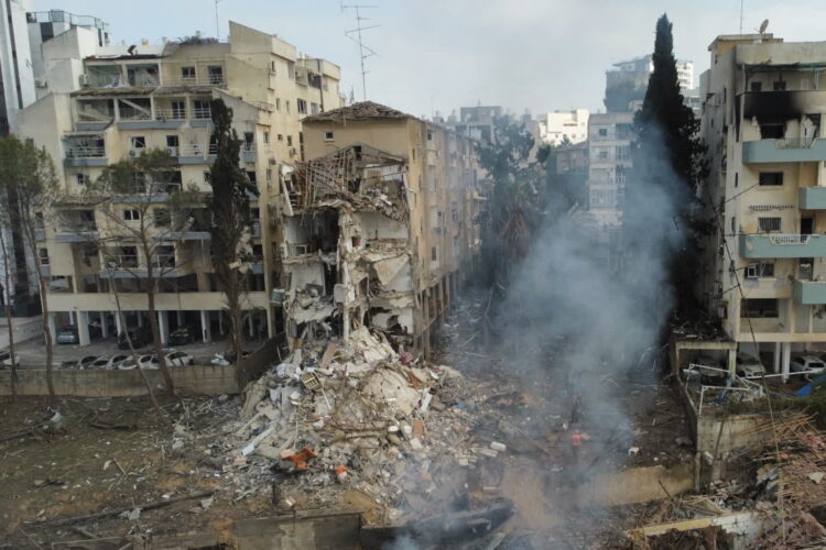 Efekty irańskiego odwetu w mieście Rehovot w Izraelu (PAP/EPA/ABIR SULTAN)