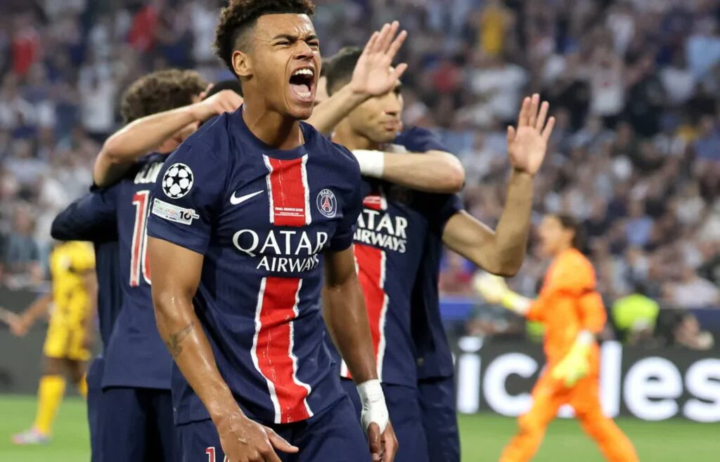 Desire Doue zawodnik Paris Saint-Germain. Fot. PAP/EPA/RONALD WITTEK