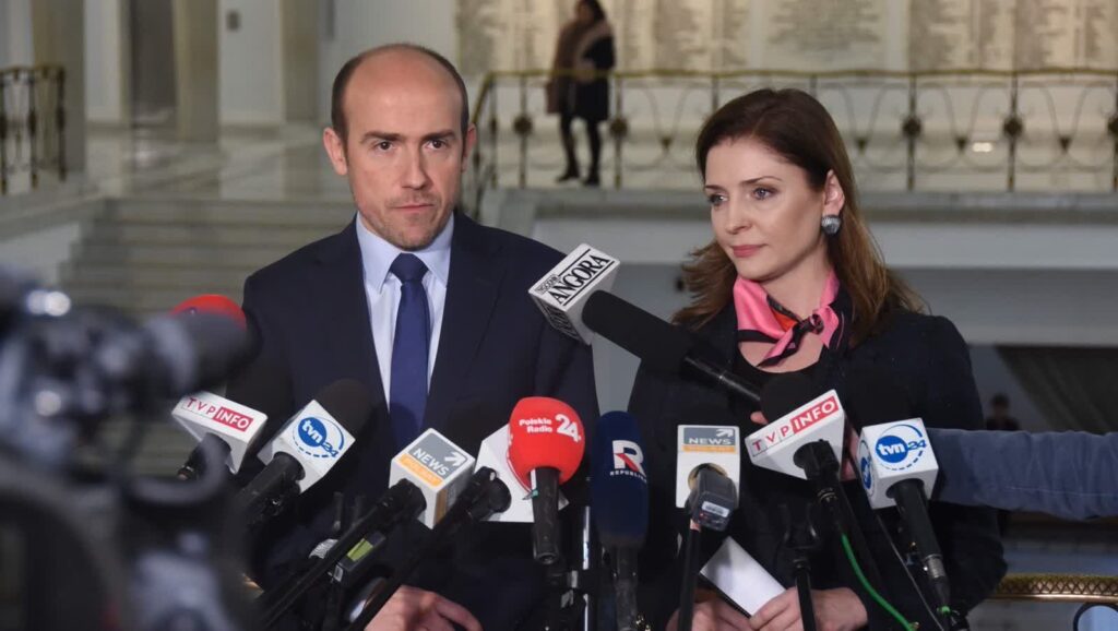 Joanna Mucha podczas wspólnej konferencji z Borysem Budką (x.com/joannamucha)