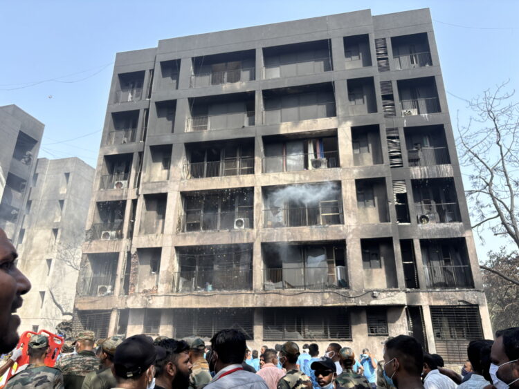 epa12171107 People gather at the site of a plane crash near Sardar Vallabhbhai Patel International Airport in Ahmedabad, Gujarat, western India, 12 June 2025. Air India flight AI171, bound for London carrying 242 passengers and crew members on board a Boeing 787-8 aircraft, crashed minutes after take-off in the Meghaninagar area of Ahmedabad.  EPA/SIDDHARAJ SOLANKI 
Dostawca: PAP/EPA.