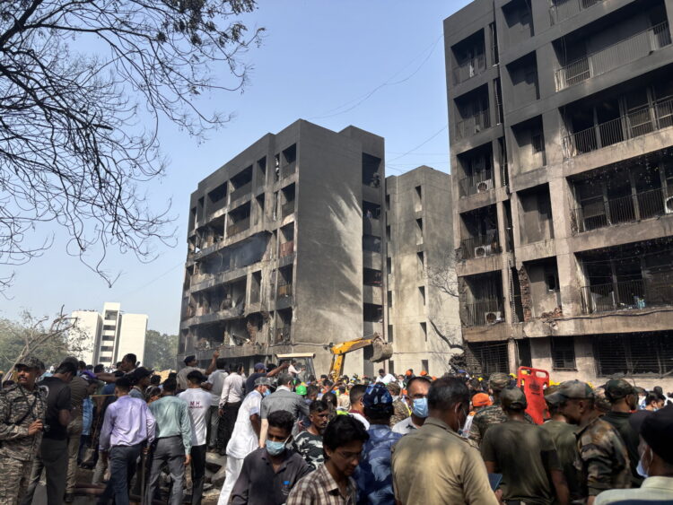 epa12171109 People gather at the site of a plane crash near Sardar Vallabhbhai Patel International Airport in Ahmedabad, Gujarat, western India, 12 June 2025. Air India flight AI171, bound for London carrying 242 passengers and crew members on board a Boeing 787-8 aircraft, crashed minutes after take-off in the Meghaninagar area of Ahmedabad.  EPA/SIDDHARAJ SOLANKI 
Dostawca: PAP/EPA.