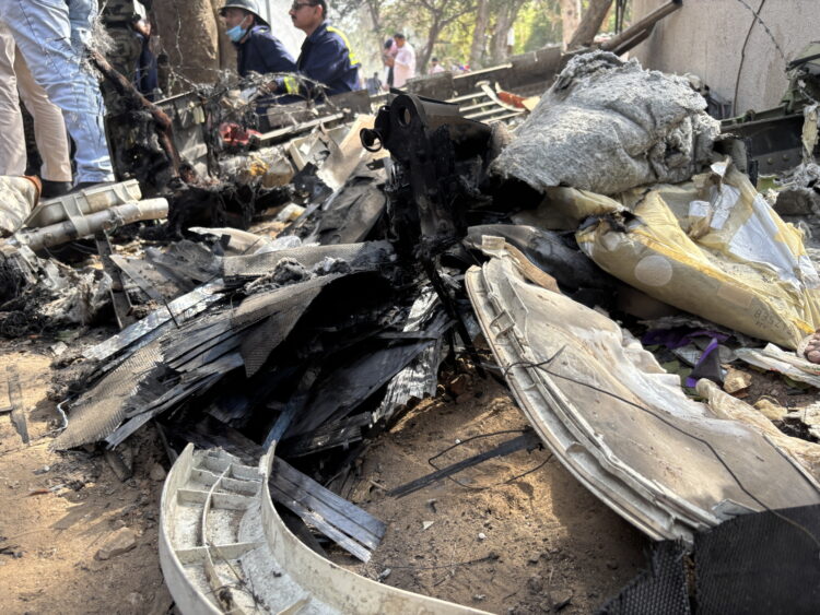 epa12171145 Debris at the site of a plane crash near Sardar Vallabhbhai Patel International Airport in Ahmedabad, Gujarat, western India, 12 June 2025. Air India flight AI171, bound for London carrying 242 passengers and crew members on board a Boeing 787-8 aircraft, crashed minutes after take-off in the Meghaninagar area of Ahmedabad.  EPA/SIDDHARAJ SOLANKI 88168 
Dostawca: PAP/EPA.