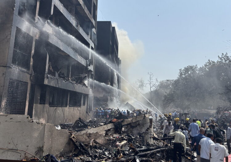 epaselect epa12171155 Firefighters work at the site of a plane crash near Sardar Vallabhbhai Patel International Airport in Ahmedabad, Gujarat, western India, 12 June 2025. Air India flight AI171, bound for London carrying 242 passengers and crew members on board a Boeing 787-8 aircraft, crashed minutes after take-off in the Meghaninagar area of Ahmedabad.  EPA/SIDDHARAJ SOLANKI 
Dostawca: PAP/EPA.