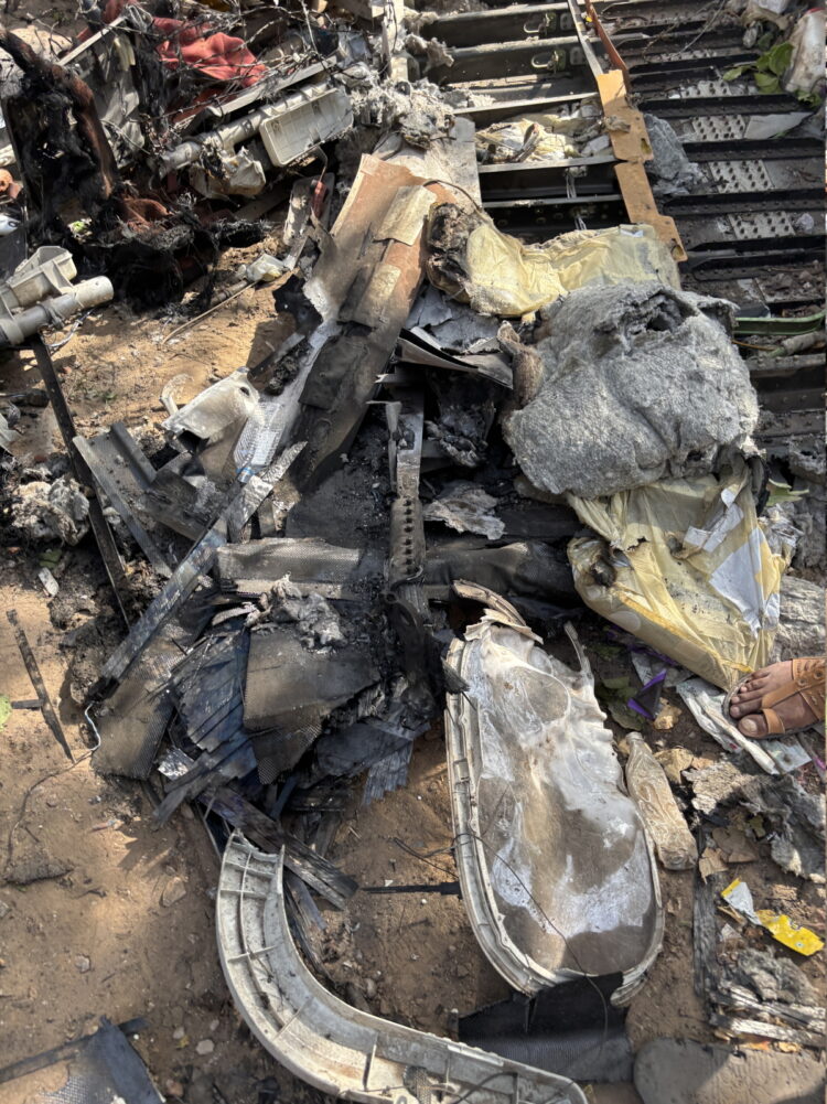 epa12171156 Debris at the site of a plane crash near Sardar Vallabhbhai Patel International Airport in Ahmedabad, Gujarat, western India, 12 June 2025. Air India flight AI171, bound for London carrying 242 passengers and crew members on board a Boeing 787-8 aircraft, crashed minutes after take-off in the Meghaninagar area of Ahmedabad.  EPA/SIDDHARAJ SOLANKI 88168 
Dostawca: PAP/EPA.