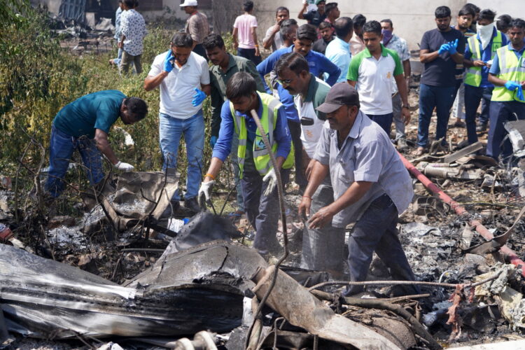epa12171216 Officials inspect the site of a plane crash near Sardar Vallabhbhai Patel International Airport in Ahmedabad, Gujarat, western India, 12 June 2025. Air India flight AI171, bound for London carrying 242 passengers and crew members on board a Boeing 787-8 aircraft, crashed minutes after take-off in the Meghaninagar area of Ahmedabad.  EPA/SIDDHARAJ SOLANKI 
Dostawca: PAP/EPA.
