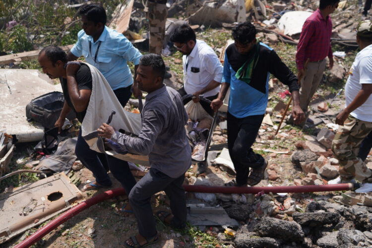 epa12171217 A body is removed from the site of a plane crash near Sardar Vallabhbhai Patel International Airport in Ahmedabad, Gujarat, western India, 12 June 2025. Air India flight AI171, bound for London carrying 242 passengers and crew members on board a Boeing 787-8 aircraft, crashed minutes after take-off in the Meghaninagar area of Ahmedabad.  EPA/SIDDHARAJ SOLANKI 
Dostawca: PAP/EPA.