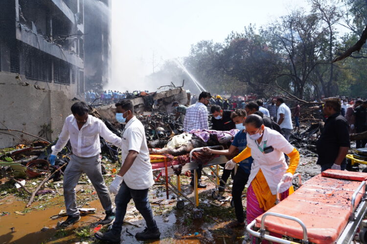 epa12171218 GRAPHIC CONTENT - A body on a stretcher is removed from the site of a plane crash near Sardar Vallabhbhai Patel International Airport in Ahmedabad, Gujarat, western India, 12 June 2025. Air India flight AI171, bound for London carrying 242 passengers and crew members on board a Boeing 787-8 aircraft, crashed minutes after take-off in the Meghaninagar area of Ahmedabad.  EPA/SIDDHARAJ SOLANKI -- ATTENTION EDITORS: GRAPHIC CONTENT 
Dostawca: PAP/EPA.
