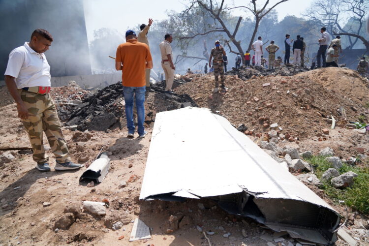 epaselect epa12171224 People stand near debris at the site of a plane crash near Sardar Vallabhbhai Patel International Airport in Ahmedabad, Gujarat, western India, 12 June 2025. Air India flight AI171, bound for London carrying 242 passengers and crew members on board a Boeing 787-8 aircraft, crashed minutes after take-off in the Meghaninagar area of Ahmedabad.  EPA/SIDDHARAJ SOLANKI 
Dostawca: PAP/EPA.