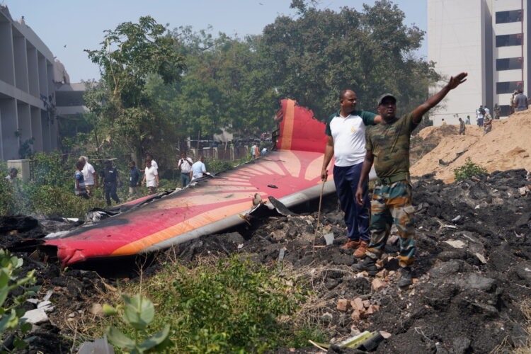 epa12171228 People stand near debris at the site of a plane crash near Sardar Vallabhbhai Patel International Airport in Ahmedabad, Gujarat, western India, 12 June 2025. Air India flight AI171, bound for London carrying 242 passengers and crew members on board a Boeing 787-8 aircraft, crashed minutes after take-off in the Meghaninagar area of Ahmedabad.  EPA/SIDDHARAJ SOLANKI 
Dostawca: PAP/EPA.