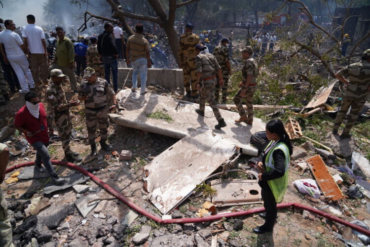 epa12171232 Officials inspect debris at the site of a plane crash near Sardar Vallabhbhai Patel International Airport in Ahmedabad, Gujarat, western India, 12 June 2025. Air India flight AI171, bound for London carrying 242 passengers and crew members on board a Boeing 787-8 aircraft, crashed minutes after take-off in the Meghaninagar area of Ahmedabad.  EPA/SIDDHARAJ SOLANKI 
Dostawca: PAP/EPA.