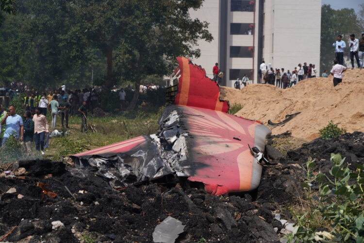 epa12171234 People stand near debris at the site of a plane crash near Sardar Vallabhbhai Patel International Airport in Ahmedabad, Gujarat, western India, 12 June 2025. Air India flight AI171, bound for London carrying 242 passengers and crew members on board a Boeing 787-8 aircraft, crashed minutes after take-off in the Meghaninagar area of Ahmedabad.  EPA/SIDDHARAJ SOLANKI 
Dostawca: PAP/EPA.